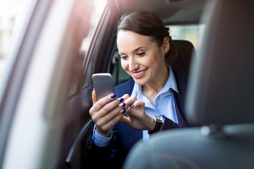 Celular em posto de gasolina